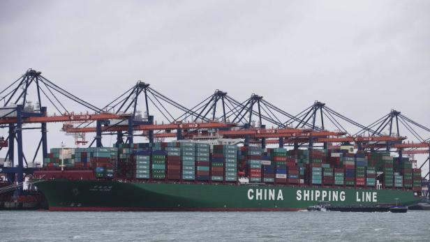 Der Frachter &quot;CSCL Globe&quot; ist das größte Schiff der Welt - auf seiner Jungfernfahrt besucht es nun Hamburg.