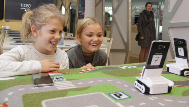 Luise und Carla aus der Volksschule Maurer-Lange-Gasse  