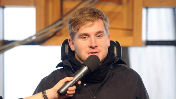 Samuel Koch Die Krise kam schleppend, kulminierte dann aber in dem tragischen Unfall vom 4. Dezember. Bild: Der schwer verletzte Wett-Kandidat Samuel Koch
