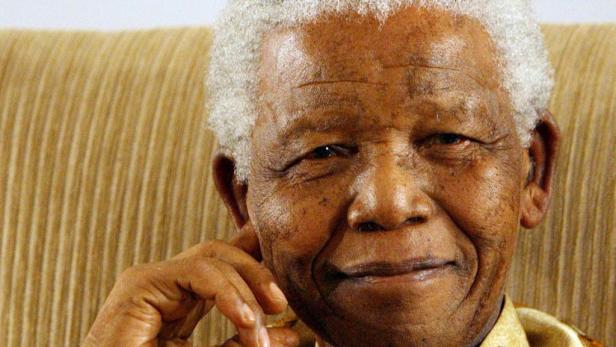Nelson Rolihlahla Mandela wurde am 18. Juli 1918 im Dorf Mvezo am Ufer des Mbashe-Flusses in der Nähe von Umtata, der Hauptstadt der Transkei, geboren.