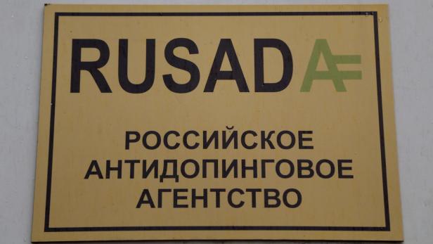 Ein Schild mit der Aufschrift „RUSADA“, dem russischen Antidoping-Agentur.