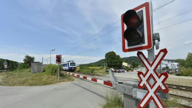 83 Schüler über gesperrten Bahnübergang gelotst