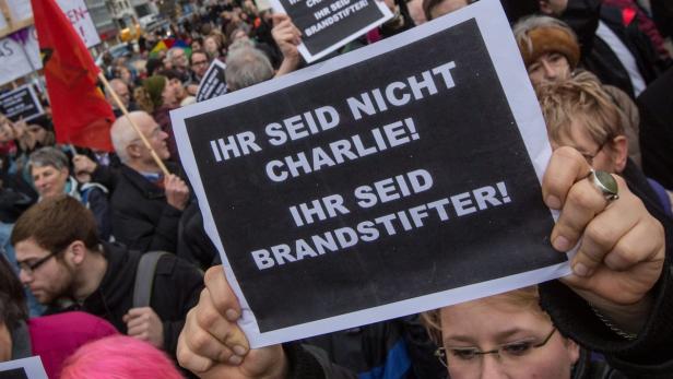 Anti-Pegida-Demo in Frankfurt - auch in Frankreich verwehrt man sich durch die Instrumentalisierung der Attentate durch Pegida.