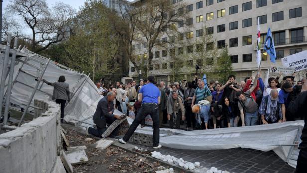 Proteste gegen den Baubeginn für das umstrittene Besatzungsdenkmal im Zentrum Budapests