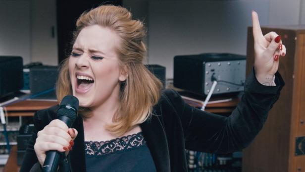 Adele benennt ihre Alben immer nach dem Alter, in dem sie war, als die Songs entstanden sind. Deshalb erscheint jetzt „25“ und nicht „27“.