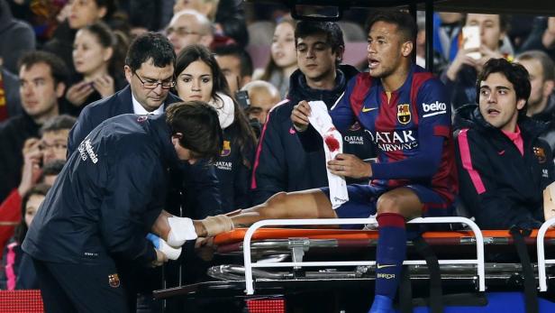 Neymar wird nach einer Verletzung am Spielfeldrand behandelt.