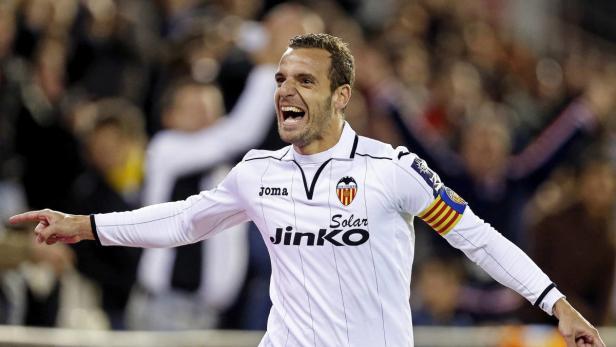 epa03809527 (FILE) A file picture dated 01 December 2012 shows Valencia&#039;s striker Roberto Soldado celebrating after scoring his team&#039;s first goal during the Spanish Primera Division soccer match against Real Sociedad at Mestalla stadium in Valencia, eastern Spain. English Premier League side Tottenham Hotspur confirmed on 01 August 2013 that they have reached an agreement to sign Roberto Soldado from Valencia CF. EPA/MANUEL BRUQUE *** Local Caption *** 50619081