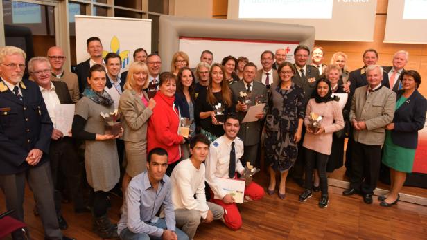 Die Henri-Preisträger mit LH-Stv. Mikl-Leitner und Vertretern der Organisationen
