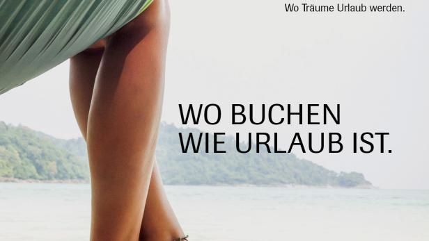 Beine einer Frau in einer Hängematte mit Blick auf einen tropischen Strand.