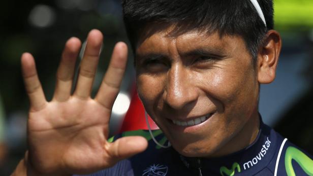 Nairo Quintana, ein kolumbianischer Radrennfahrer, winkt in die Kamera.