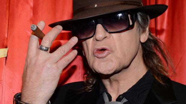 Udo Lindenberg mit Hut und Sonnenbrille raucht eine Zigarre.