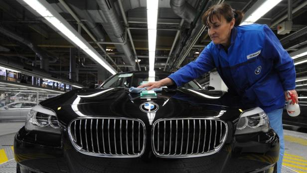 Eine Frau arbeitet am Montag (01.02.2010) an einem BMW der neuen 5er Reihe im BMW-Werk in Dingolfing (Niederbayern). Auch nach dem Ende der Kurzarbeit wird der Autobauer BMW in seinem weltgrößten Werk in Dingolfing zunächst weiter nur im Ein-Schicht-Betrieb produzieren. Ende Januar hatte BMW für rund 8000 der 19 000 Beschäftigten der niederbayerischen Fabrik die Kurzarbeit beendet. Foto: Armin Weigel dpa/lby +++(c) dpa - Bildfunk+++