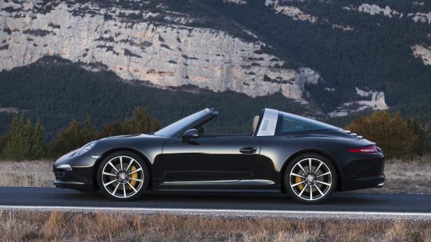 Ein schwarzer Porsche Targa vor einer Berglandschaft.