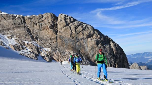 Skitouren im freien Gelände sind reizvoll. Doch Wintersportler sollten sie nicht ohne Basiswissen von Schnee- und Wetterkunde wagen.