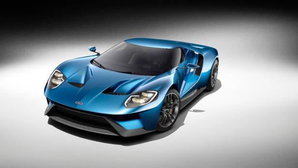 Ein blauer Ford GT Sportwagen steht im Studio.