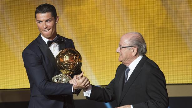 Cristiano Ronaldo, der Ballon d&#039;Or und Sepp Blatter.