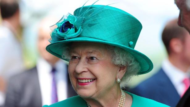 Britain&#039;s Queen Elizabeth smiles during a visit to Bowness-on-Windermere, in Cumbria, northern England July 17, 2013. REUTERS/Anna Gowthorpe/Pool (BRITAIN - Tags: ENTERTAINMENT SOCIETY ROYALS)
