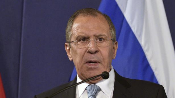 Sergej Lawrow spricht vor einer russischen Flagge.