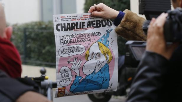 Die vergangene Ausgabe von &quot;Charlie Hebdo&quot; hatte eine Karikatur von Michel Houellebecq Schriftsteller auf der ersten Seite.