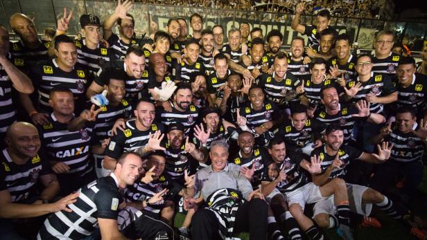 Eine große Gruppe von Fußballspielern des Corinthians São Paulo posiert für ein Mannschaftsfoto.