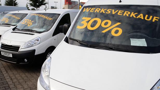 Mehrere weiße Lieferwagen der Marke Peugeot stehen zum Werksverkauf bereit.