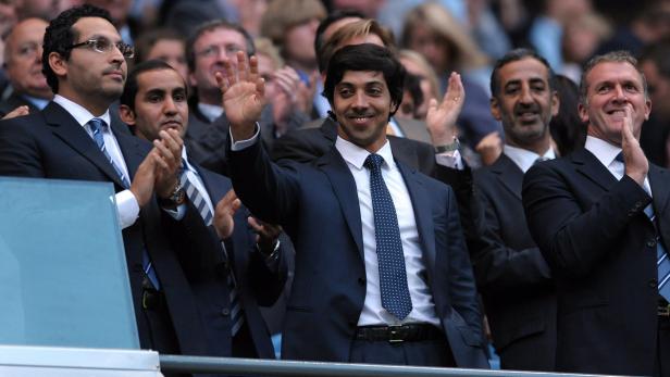 Der Besitzer von Manchester City Scheich Mansour (Mi.) hat wieder mehr Spielraum.