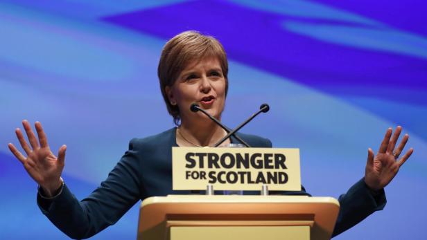 Nicola Sturgeon spricht auf einer Konferenz mit dem Slogan „Stronger for Scotland“.
