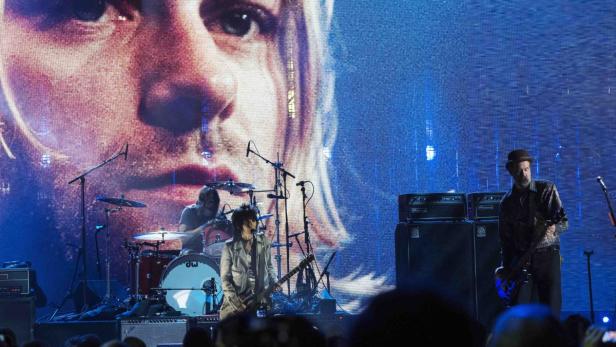 Jett performs with Grohl and Novoselic of Nirvana