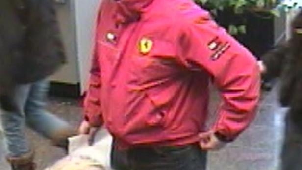 Die auffällige Jacke wurde dem Mann zum Verhängnis. Der Bankräuber mit der Ferrari-Jacke