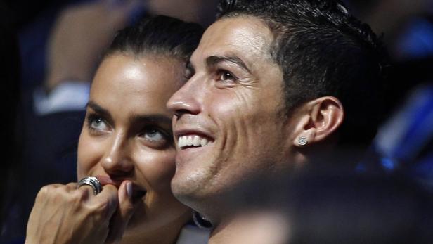Cristiano Ronaldo und Irina Shayk schauen lächelnd in die Ferne.