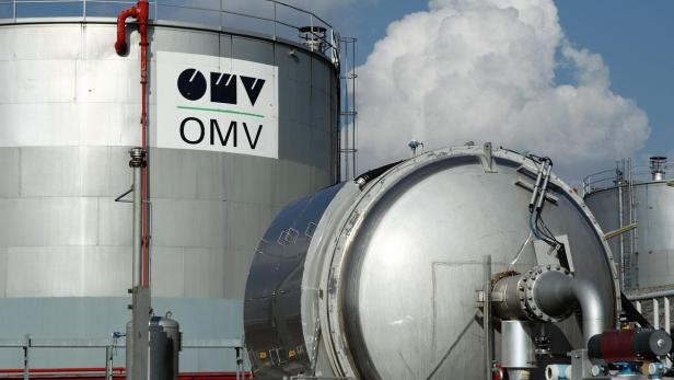 Industrielle Tankanlagen mit dem Logo der OMV vor blauem Himmel mit Wolken.