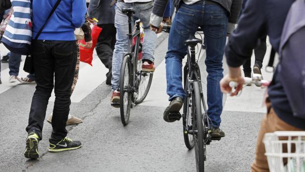 Menschen mit Migrationshintergrund gehen häufig zu Fuß. Das Fahrrad spielt bei der täglichen Fortbewegung nur eine untergeordnete Rolle. Am häufigsten marschieren türkischstämmige Mitbürger.
