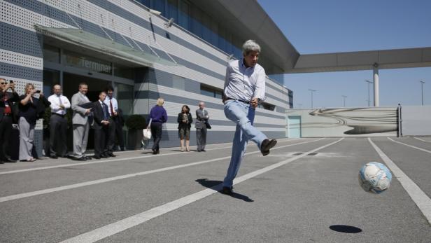 U.S. Secretary of State John Kerry participates in an impromptu game of soccer with staff as he waits for his plane to refuel between Islamabad and London, at Vienna Airport, August 2, 2013. REUTERS/Jason Reed (AUSTRIA - Tags: POLITICS SOCIETY)
