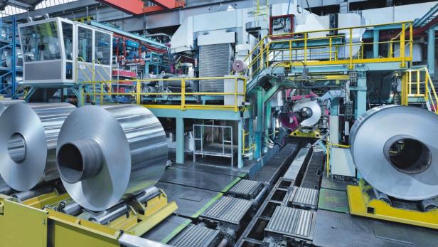 Aluminiumrollen in einer Fabrikhalle.
