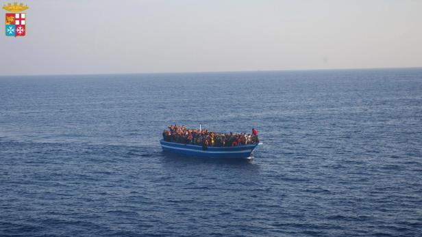 Auf überfüllten Booten kamen die Flüchtlinge aus Afrika.