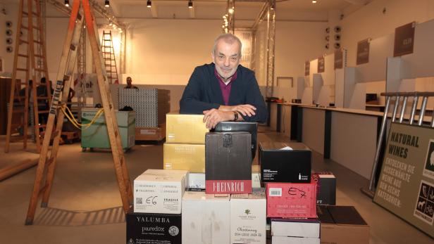 Heinz Kammerer beim Aufbau der Weinmesse Mondovino im MAK.
