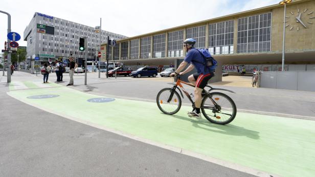 Vergangenen Mai startete ein kontrovers diskutiertes Testprojekt. Zwei Tage nachdem Wiens Grüne Verkehrsstadträtin Maria Vassilakou angekündigt hatte, Radwege grün zu färben, wurden auch schon die ersten zwei von insgesamt drei Teststrecken fertig bepinselt.