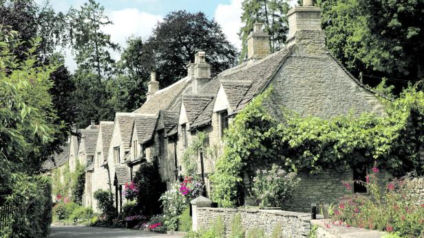 Romantische Cottages und Häuserzeilen: Das Dorf Castle Combe in der Grafschaft Wiltshire gilt als das &quot;schönste Dorf Englands&quot;.