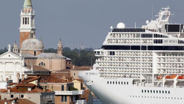 Das Kreuzfahrtschiff „MSC Musica“ vor der Skyline von Venedig.
