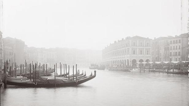 Die Gondeln warten auf ihre Gondolieres, doch die scheinen noch zu schlafen oder an diesem Tag blau zu machen. Venedig schläft - und mit ihr die Touristen. Nur einer war scheinbar zu diesem Zeitpunkt hellwach: der Fotograf Christopher Thomas, der mit dem Bildband "Venedig. Die Unsichtbare" eine menschenleere Lagunenstadt porträtiert.
