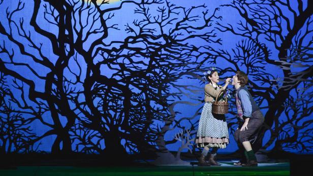 Ileana Tonca als Gretel und Daniela Sindram als Hänsel im Bühnenbild von Anthony Ward.