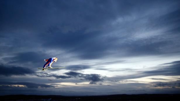 Stefan Kraft of Austria soars through the air during his jump in the men&#039;s large hill team ski jumping final at the Nordic World Ski Championships in Falun February 28, 2015. REUTERS/Kai Pfaffenbach (SWEDEN - Tags: SPORT SKIING TPX IMAGES OF THE DAY)
