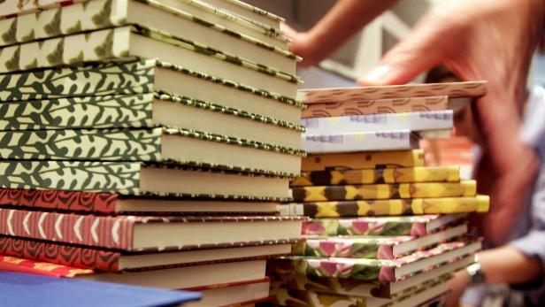 Ein Stapel bunter Bücher mit verschiedenen Mustern und Designs.