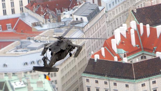 Ein Black Hawk des Heeres kreist über der Hofburg, dem Innenministerium und der Schauflergasse in der Wiener City.