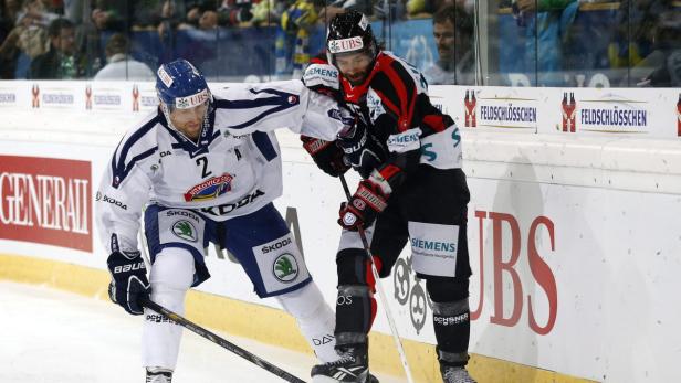 epa03519272 Vitkovice Steel&#039;s Marek Malik (L) vies for the puck with Fribourg&#039;s Maxime Talbot (R) during the game HC Fribourg Gotteron against HC Vitkovice Steel at the 86th Spengler Cup ice hockey tournament, in Davos, Switzerland, 28 December 2012. EPA/SALVATORE DI NOLFI