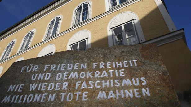 Vor Adolf Hitlers Geburtshaus steht ein Mahnstein, hinter der knallgelben Fassade ist es seit 2011 still.
