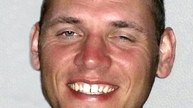 Porträt eines lächelnden Mannes mit hellen Augen.