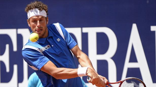 epa03808571 Robin Haase of the Netherlands returns the ball to Daniel Brands of Germany during their second round match at the ATP tennis tournament in Kitzbuehel, Austria, 31 July 2013. EPA/ROBERT PARIGGER