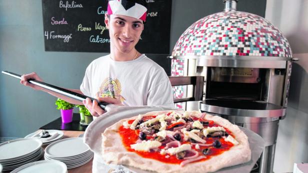 Neapolitaner bäckt Bio-Pizza für Veganer