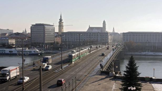 linz buch: linz zwischen revolution und weltkrieg / nibelungenbrücke heute(©www.funkbild.at)